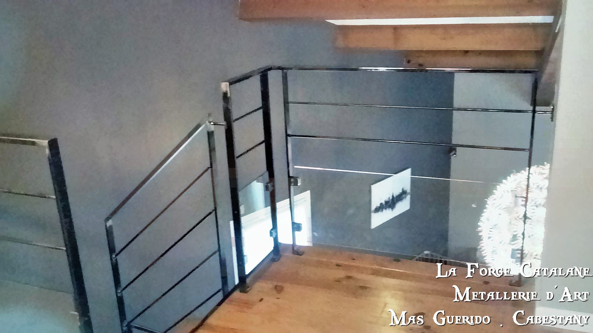 Garde corps lisses metal soubassement verre forge catalane.jpg